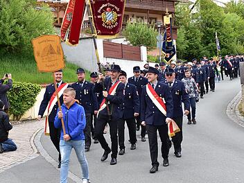 Ein langer Festzug führte beim Feuerwehrjubiläum durch Pommer.Petra Malbrich