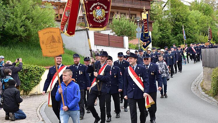 Ein langer Festzug führte beim Feuerwehrjubiläum durch Pommer.Petra Malbrich