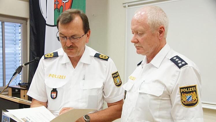 Polizeipräsident Gerhard Kallert überreicht Alfons Hausmann die Urkunde zum Dienstende.Foto: Arkadius Guzy