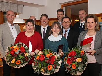 Der Bürgerpreis 2019 ging an (vorne, von links) Elfriede Höhn, Martina Pöhlmann sowie Bürgermeisterin Doris Leithner-Bisani, die stellvertretend die Auszeichnung für den beruflich verhinderten  Christopher Konrad entgegennahm. Zu  den Gratulanten gehörten (hinten, von links) Peter Zilles ("Tafel"-Landesverband Bayern),  Verlagskoordinator Bernd Seidel, Landrat Klaus Peter Söllner, MGO-Chefredakteur Boris Hächler, BR-Redaktionsleiter Alexander Müller und Jörg Scholl (Wasserwacht).Nützel