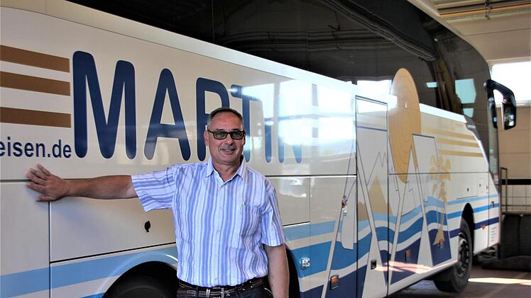 Die Busse werden in der Werkstatt "fit" gemacht; im Bild der Prokurist von Martin-Reisen, Dieter Martin.Veronika Schadeck