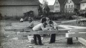 Bei den Bauarbeiten für die Kapelle packten viele fleißige Hände mit an.Repros: C. Schwind
