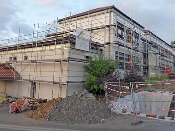 Die Sanierung des rechten Schultraktes, in dem die neuen Klassenr&auml;ume entstehen, dauert l&auml;nger als geplant. Deshalb verz&ouml;gert sich auch der Umzug der Sch&uuml;ler.