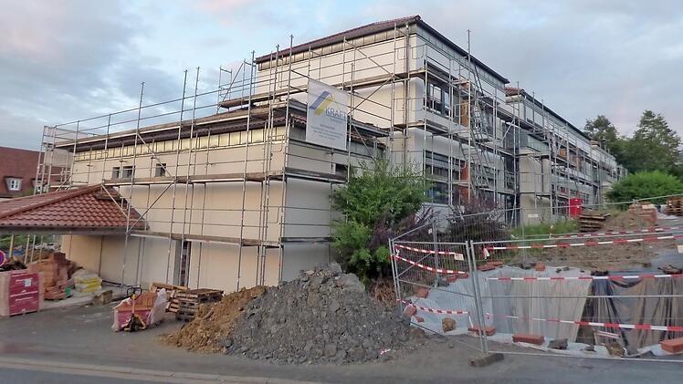 Die Sanierung des rechten Schultraktes, in dem die neuen Klassenräume entstehen, dauert länger als geplant. Deshalb verzögert sich auch der Umzug der Schüler.