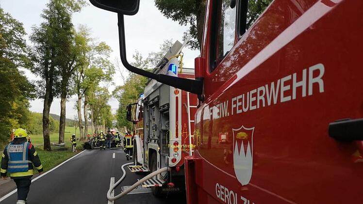 Unfall bei Michelau: Auto brennt komplett aus