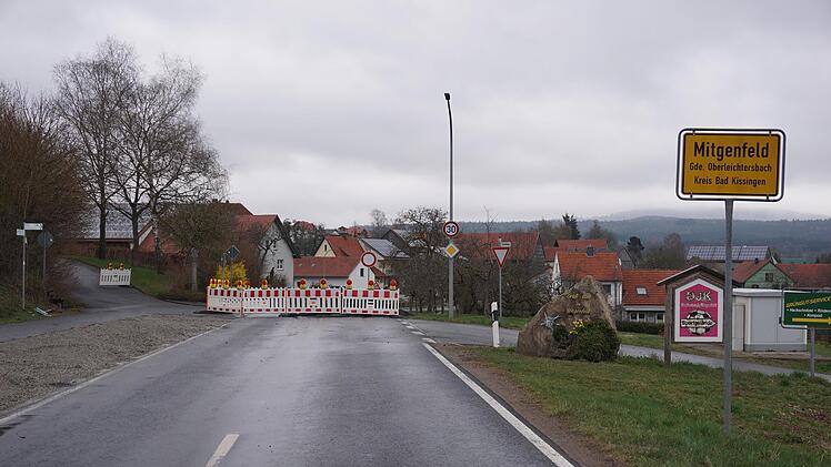 Die Ortsdurchfahrt Mitgenfeld ist wegen der Straßensanierung voll gesperrt.