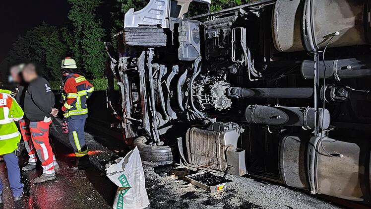 Im Baustellenbereich: Laster kippt auf die Seite