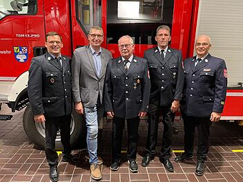 Von links: 1. Kommandant Christian Horn, 2. Bürgermeister Norbert Borst, Klaus Holzheimer (der vom aktiven Dienst verabschiedet worden ist), David Hölzner (bisher zuständig für Fahrzeugpflege) und KBM Marcus Kolb
