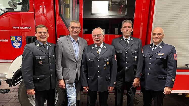 Von links: 1. Kommandant Christian Horn, 2. Bürgermeister Norbert Borst, Klaus Holzheimer (der vom aktiven Dienst verabschiedet worden ist), David Hölzner (bisher zuständig für Fahrzeugpflege) und KBM Marcus Kolb