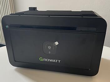 Der Balkonkraftwerk-Speicher NOAH von Growatt punktet mit einer Speicherkapazität von bis zu 8,1 kWh .