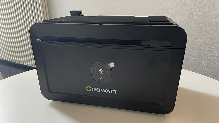 Der Balkonkraftwerk-Speicher NOAH von Growatt punktet mit einer Speicherkapazität von bis zu 8,1 kWh .