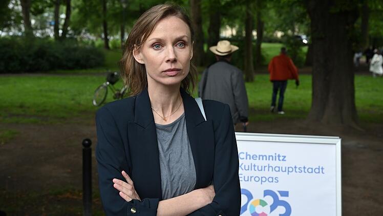 Die Gerichtsmedizinerin Dr. Elena Kulikova (Masha Tokareva) gerät im neuen "Erzgebirgskrimi" in den Kreis der Verdächtigen. Sie gesteht Kommissar Winkler eine Affäre mit dem Dirigenten Messerschmidt, den wiederum eine besondere Beziehung mit der ermordeten Marianne Bach verband.