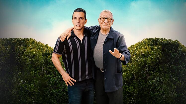 In der Familienkomödie "Und dann kam Dad" plant Sebastian (Sebastian Maniscalco, links), seine großen Liebe Ellie zu heiraten. Doch sein Vater Salvo (Robert De Niro) stellt sich quer und sorgt für ordentlich Wirbel. Als die beiden sehr unterschiedlichen Familien aufeinandertreffen, ist das Chaos vorprogrammiert.