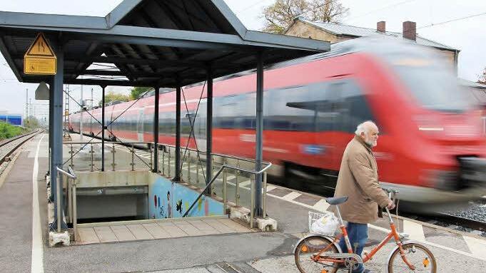 Ein Zug fährt in den Staffelsteiner Bahnhof auf Gleis 2 ein. Dieser Mann hat sein Rad die Treppen hinaufgetragen - der Bahnsteig ist nur über eine Treppe zu erreichen.  Fotos: Tobias Kindermann