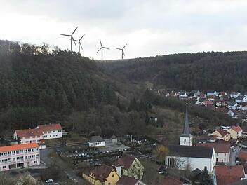 Eine Montage der Firma Naturstrom zeigte, wie in Ramsthal die windkraft genutzt werden sollte. Durch gesetzliche Bestimmungen und auflagen ist dies inzwischen überholt. Nach Angaben von Bürgermeister Büttner können maximal zwei Windräder errichtet werden.  Montage: Fa. Naturstrom