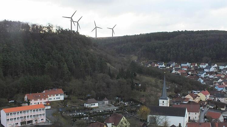 Eine Montage der Firma Naturstrom zeigte, wie in Ramsthal die windkraft genutzt werden sollte. Durch gesetzliche Bestimmungen und auflagen ist dies inzwischen überholt. Nach Angaben von Bürgermeister Büttner können maximal zwei Windräder errichtet werden.  Montage: Fa. Naturstrom