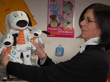 Barbara Fehn-Dransfeld präsentiert Gustav der in drei Größen bei Heunec produziert wird und der unterwegs ist "in kuscheliger Mission". Foto: Rainer Lutz