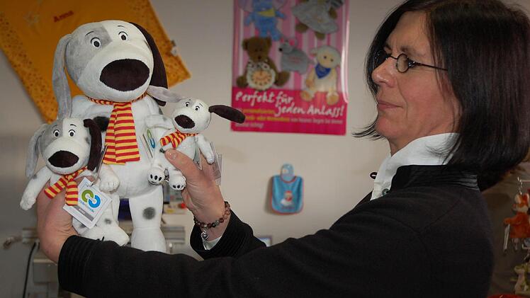 Barbara Fehn-Dransfeld präsentiert Gustav der in drei Größen bei Heunec produziert wird und der unterwegs ist "in kuscheliger Mission". Foto: Rainer Lutz