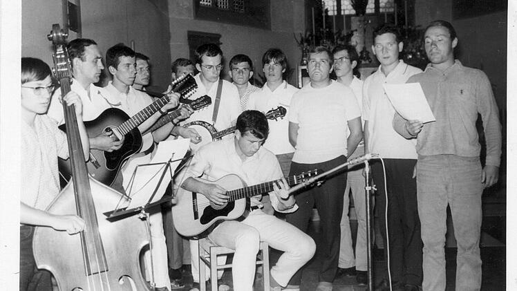 Auftritt in den 60ern: Valentin Fell (Mitte,Gitarre), Reinhard Beichel (3. von links) und Friedbert Heckmann (5. von rechts). Foto: GuIG