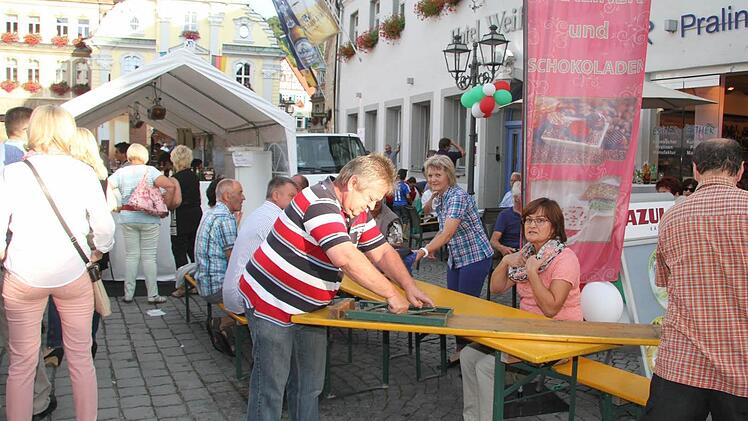Schon am frühen Abend wurden sämtliche Kapazitäten an Tischen und Bänken, die verfügbar waren, aufgebaut - ...