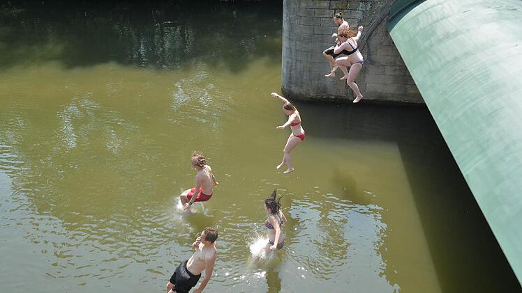 Die Polizei warnt vor solch riskanten Sprüngen. Im Bild: Hochwassersperrtor um Süden des Hains.