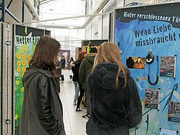 "Wenn Liebe missbraucht wird" oder "Jetzt ist Schluss" sind Stationen der Ausstellung "Echt krass - Wo hört der Spaß auf" zur Prävention von sexueller Gewalt. Acht Tage lang können sich die Schüler der Heinrich-Thein-Berufsschule mit diesem Thema auseinandersetzen.  Foto: sw