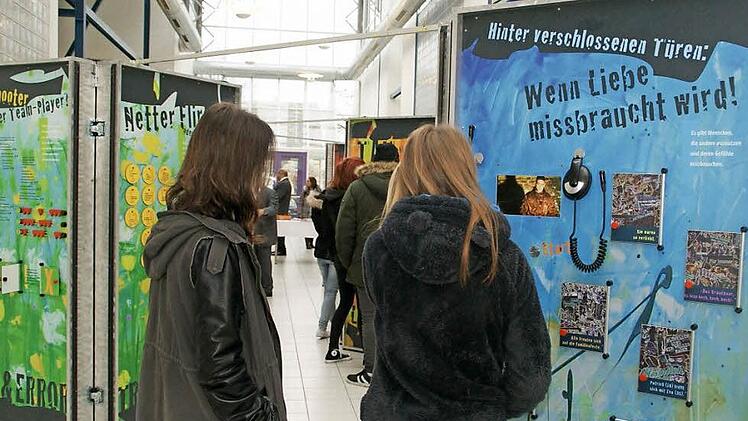 "Wenn Liebe missbraucht wird" oder "Jetzt ist Schluss" sind Stationen der Ausstellung "Echt krass - Wo hört der Spaß auf" zur Prävention von sexueller Gewalt. Acht Tage lang können sich die Schüler der Heinrich-Thein-Berufsschule mit diesem Thema auseinandersetzen.  Foto: sw