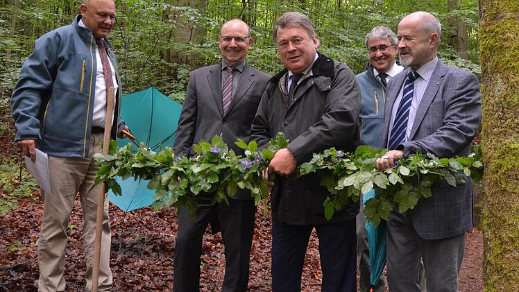 Ranken statt Stoffband (von links): Albert Schrenker,Thomas Lesch, Helmut Brunner, Reinhard Neft und Jürgen W. Heike.