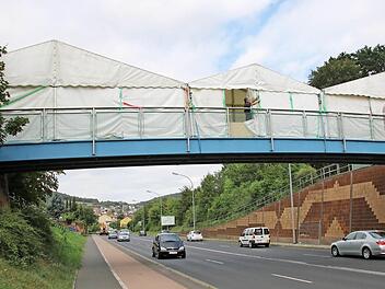 Die Zelte auf der Brücke sollen verhindern, dass bei den Bauarbeiten Gegenstände auf die Straße fallen und damit die Verkehrsteilnehmer auf dem Ostring gefährdet werden. Fotos: Ronald Heck