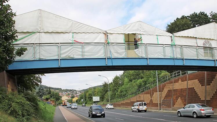 Die Zelte auf der Brücke sollen verhindern, dass bei den Bauarbeiten Gegenstände auf die Straße fallen und damit die Verkehrsteilnehmer auf dem Ostring gefährdet werden. Fotos: Ronald Heck