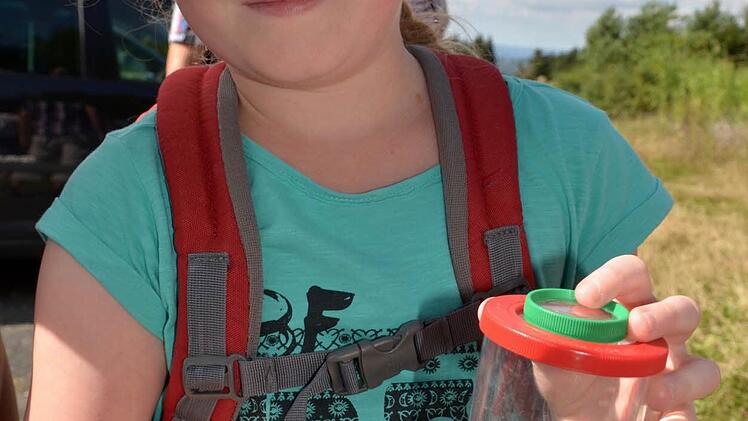 Die achtjährige Anna hat zur Wanderung extra ihre Becherlupe mitgenommen. Foto: Kathrin Kupka-Hahn