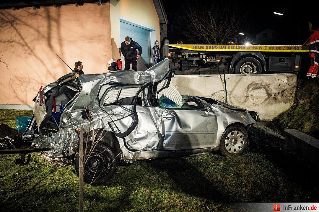 Familientragödie an Heiligabend - Zwei Brüder sterben bei Verkehrsunfall in der Oberpfalz - Golf nach Aufprall an Gartenmauer und Baum komplett zerstört - Rettungskräfte können den jungen Männern nicht mehr helfen