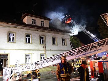 In Weismain (Kreis Lichtenfels) hat in der Nacht zum Mittwoch ein  Mehrfamilienhaus Feuer gefangen. Foto: Frank Spitzenpfeil