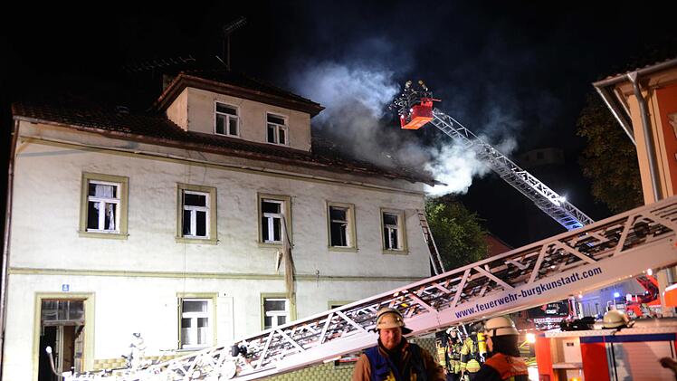 In Weismain (Kreis Lichtenfels) hat in der Nacht zum Mittwoch ein  Mehrfamilienhaus Feuer gefangen. Foto: Frank Spitzenpfeil
