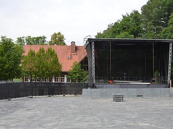 Die große Bühne steht und bringt einen Hauch von Woodstock auf den Schützenplatz.Rainer Lutz