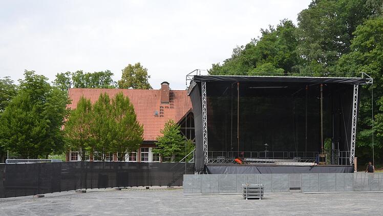 Die große Bühne steht und bringt einen Hauch von Woodstock auf den Schützenplatz.Rainer Lutz
