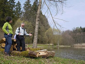 Schön, schön: Rainer Malsch und  Martina Rohner machen Station  am Teich der Zapfenmühle. - Foto: Berthold Köhler