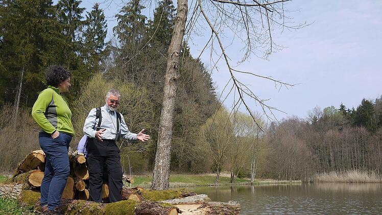 Schön, schön: Rainer Malsch und  Martina Rohner machen Station  am Teich der Zapfenmühle. - Foto: Berthold Köhler