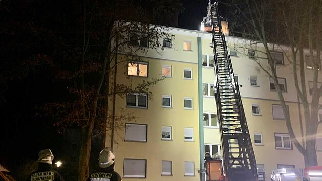 Aschaffenburg: Dachstuhlbrand in Mehrfamilienhaus
