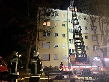 Aschaffenburg: Dachstuhlbrand in Mehrfamilienhaus