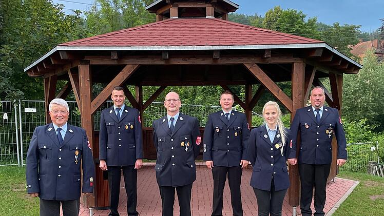 Neuwahlen bei der Zeitlofser Feuerwehr (von links): Kassenprüfer Erwin Baum, Vorsitzender Markus Ullrich, Vertrauensperson Oliver Lamp, 1. Kommandant Matthias Hauke,  Vertrauensperson Roberta Hauke und  2. Kommandant Torsten Hereth. Foto: Joachim Weichert