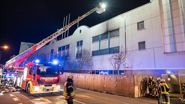 Bamberg: Auto brennt im Atrium aus