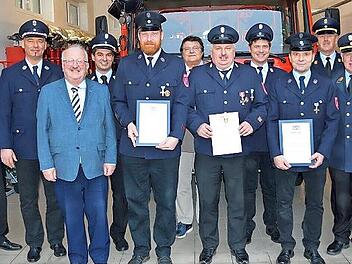 Ehrungen bei der Feuerwehr Marienroth; unser Bild zeigt (von links) Kreisbrandmeister Klaus Dressel, Vorsitzenden Dietmar Kirchner, Landratsstellvertreter Bernd Steger, Kommandanten Tobias Fiedler, Marcel Ehret, Zweiten Bürgermeister Wolfgang Fört...