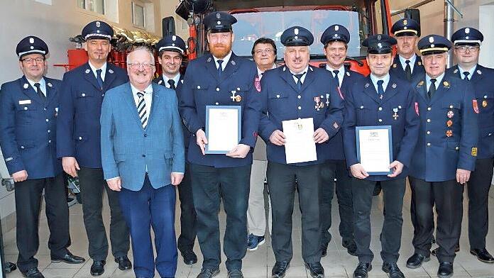 Ehrungen bei der Feuerwehr Marienroth; unser Bild zeigt (von links) Kreisbrandmeister Klaus Dressel, Vorsitzenden Dietmar Kirchner, Landratsstellvertreter Bernd Steger, Kommandanten Tobias Fiedler, Marcel Ehret, Zweiten Bürgermeister Wolfgang Fört...