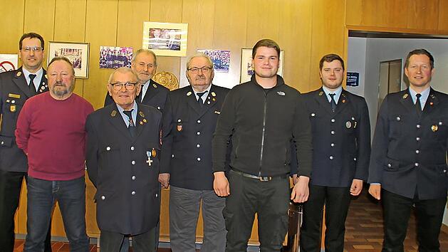 Von links: Kreisbrandmeister Oliver Lukaschewitsch mit den Geehrten Reinhold Bonnl&auml;nder (60 Jahre Mitglied), Albrecht Lippert (60), Robert Fell (60), Rudolf Viering (60), Luca Schmitt (10) sowie Vorsitzendem Christian Leber und Kommandant Andreas ...