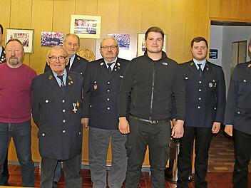 Von links: Kreisbrandmeister Oliver Lukaschewitsch mit den Geehrten Reinhold Bonnländer (60 Jahre Mitglied), Albrecht Lippert (60), Robert Fell (60), Rudolf Viering (60), Luca Schmitt (10) sowie Vorsitzendem Christian Leber und Kommandant Andreas ...