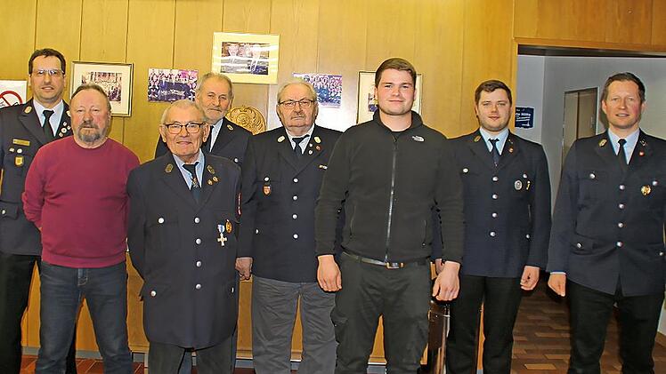 Von links: Kreisbrandmeister Oliver Lukaschewitsch mit den Geehrten Reinhold Bonnländer (60 Jahre Mitglied), Albrecht Lippert (60), Robert Fell (60), Rudolf Viering (60), Luca Schmitt (10) sowie Vorsitzendem Christian Leber und Kommandant Andreas ...