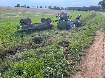 Traktor überschlägt sich: Fünf Verletzte - Autofahrer flüchtig Traktor überschlägt sich: Fünf Verletzte - Autofahrer flüchtig