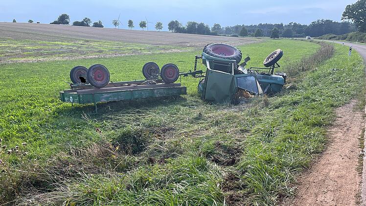 Traktor &uuml;berschl&auml;gt sich: F&uuml;nf Verletzte - Autofahrer fl&uuml;chtig