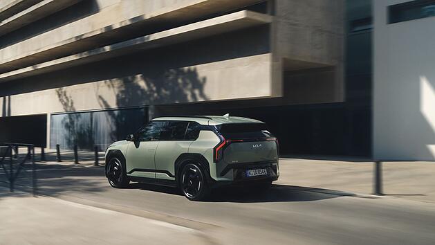 Der Kia EV3 ist ein kompakter Elektro-SUV, seine Reichweite macht ihn zum zuverl&auml;ssigen Begleiter und Kurz- und Langstrecken. Verbrauchsangaben siehe Artikel (**).